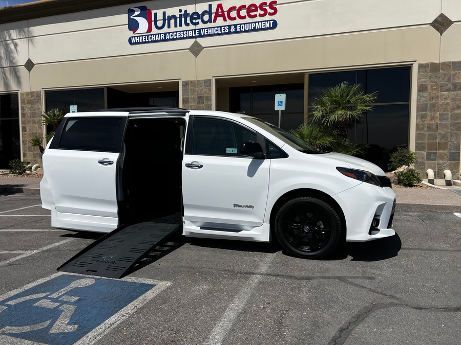 Used 2020 Toyota Sienna SE - BraunAbility Side Entry Entry Fold Out Automatic Ramp