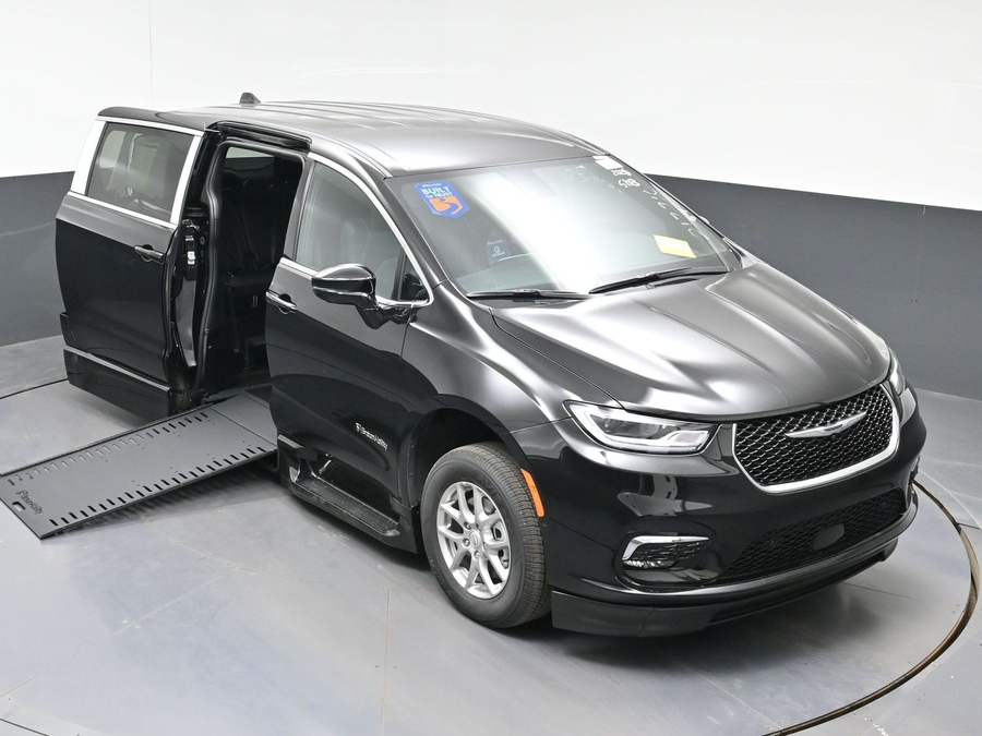 Black Chrysler Pacifica image number 19