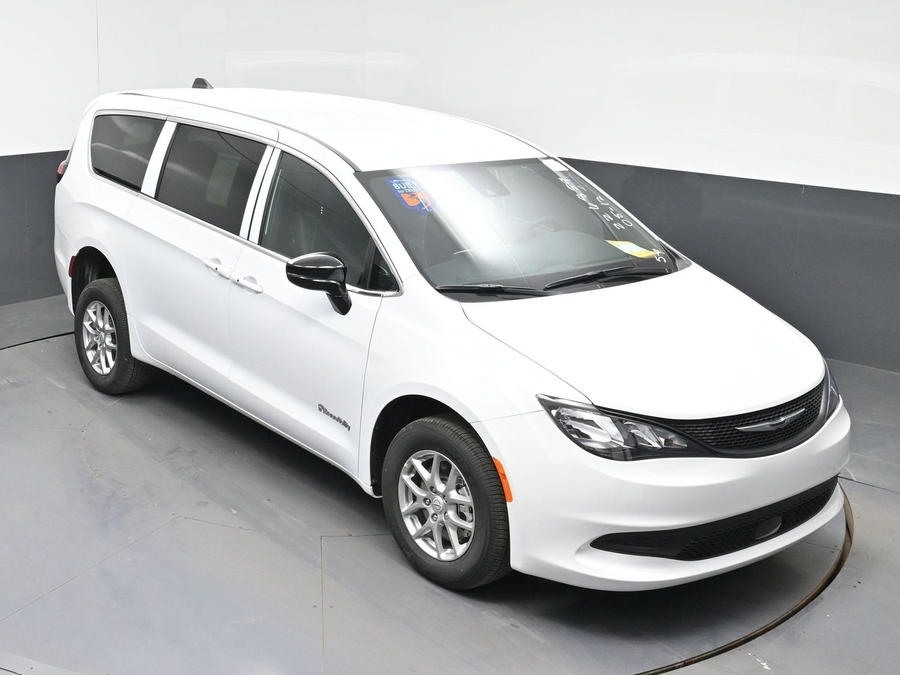White Chrysler Voyager image number 9