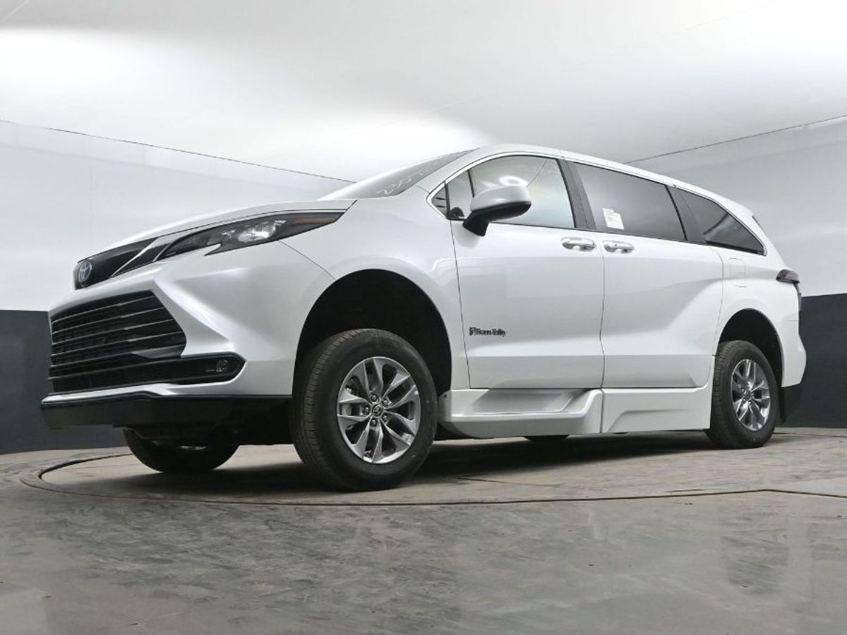 White Toyota Sienna image number 8