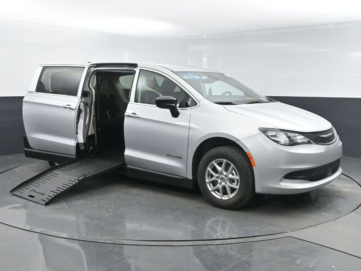 Silver Chrysler Voyager image number 15