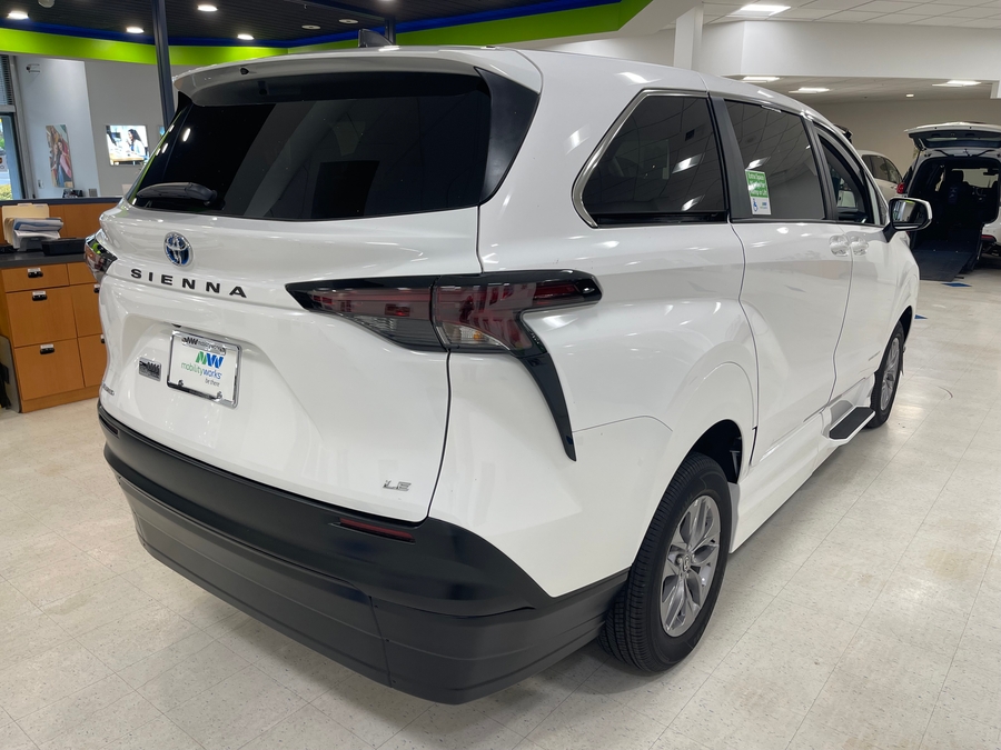White Toyota Sienna image number 1