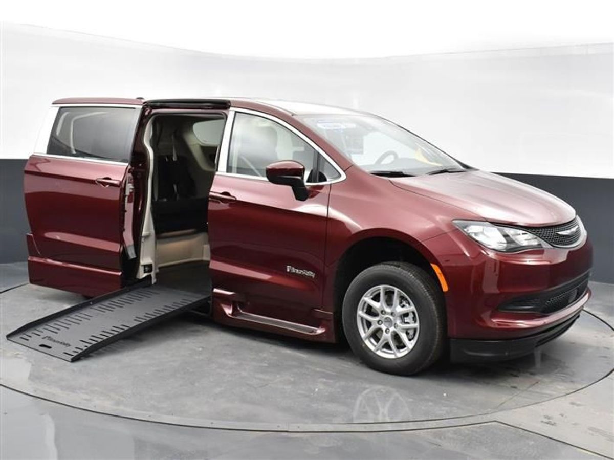 Used 2023 Chrysler Voyager LX's photo