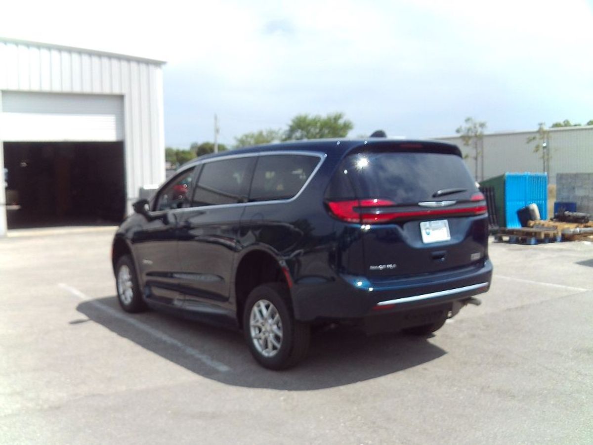 Blue Chrysler Pacifica image number 4