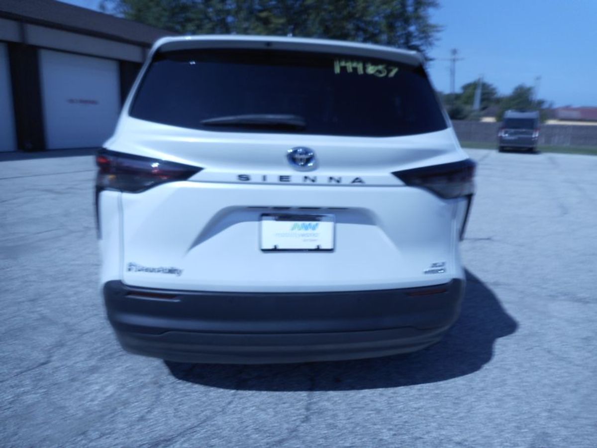 White Toyota Sienna image number 4