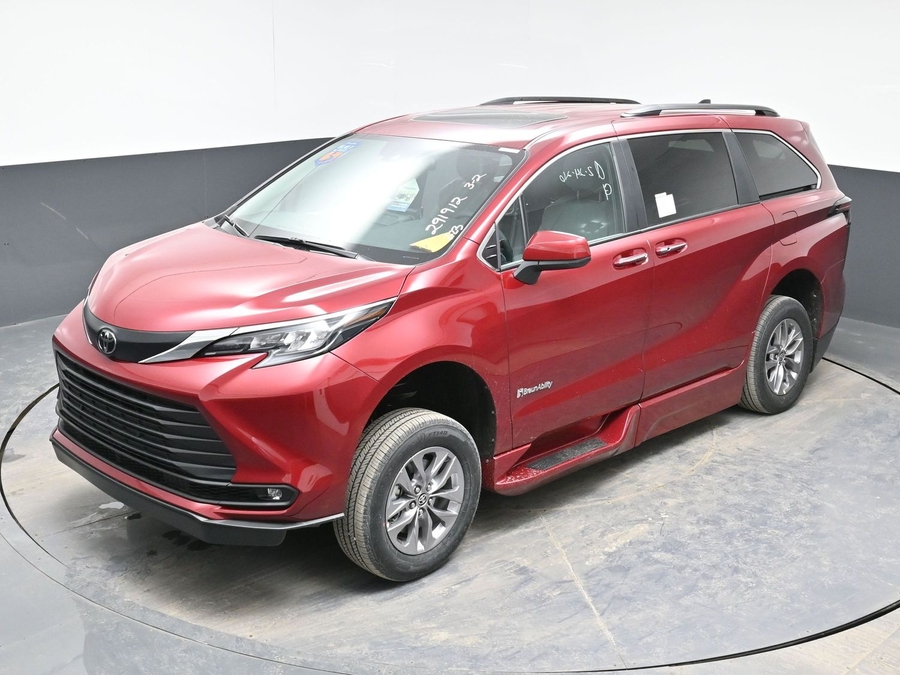 New 2026 Toyota Sienna Hybrid XLE Base - BraunAbility Side Entry Fold Out Automatic Ramp