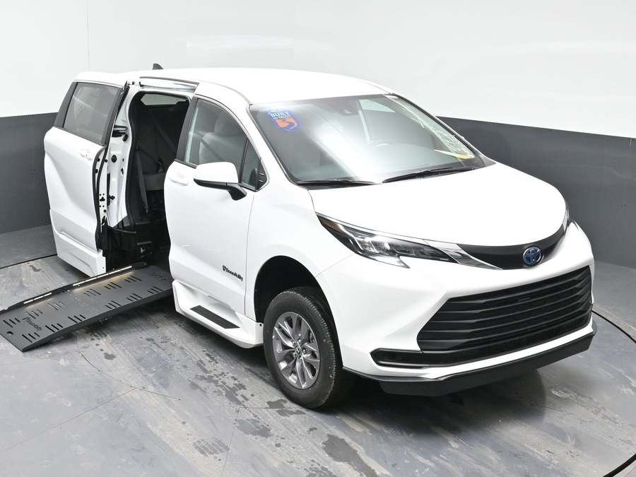 New 2025 Toyota Sienna Hybrid LE - BraunAbility Side Entry Entry Fold Out Automatic Ramp
