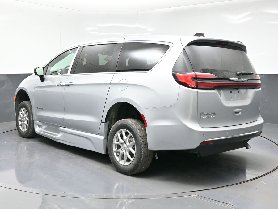 Silver Chrysler Pacifica image number 4
