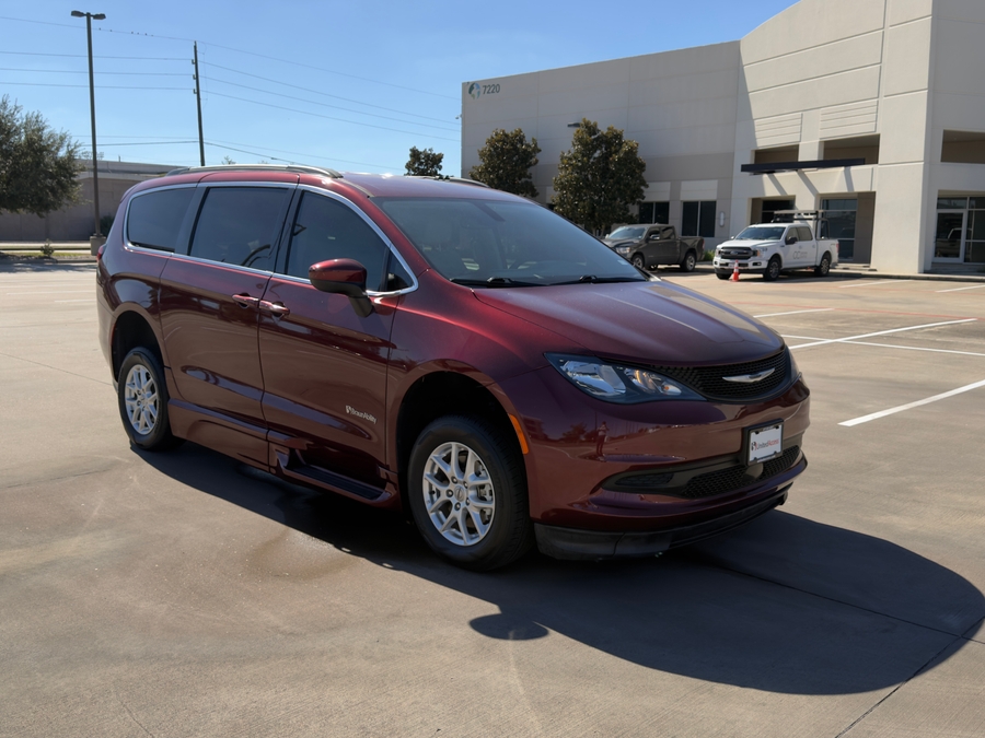 Used 2021 Chrysler Voyager LXi - BraunAbility Side Entry Entry In Floor Automatic Ramp
