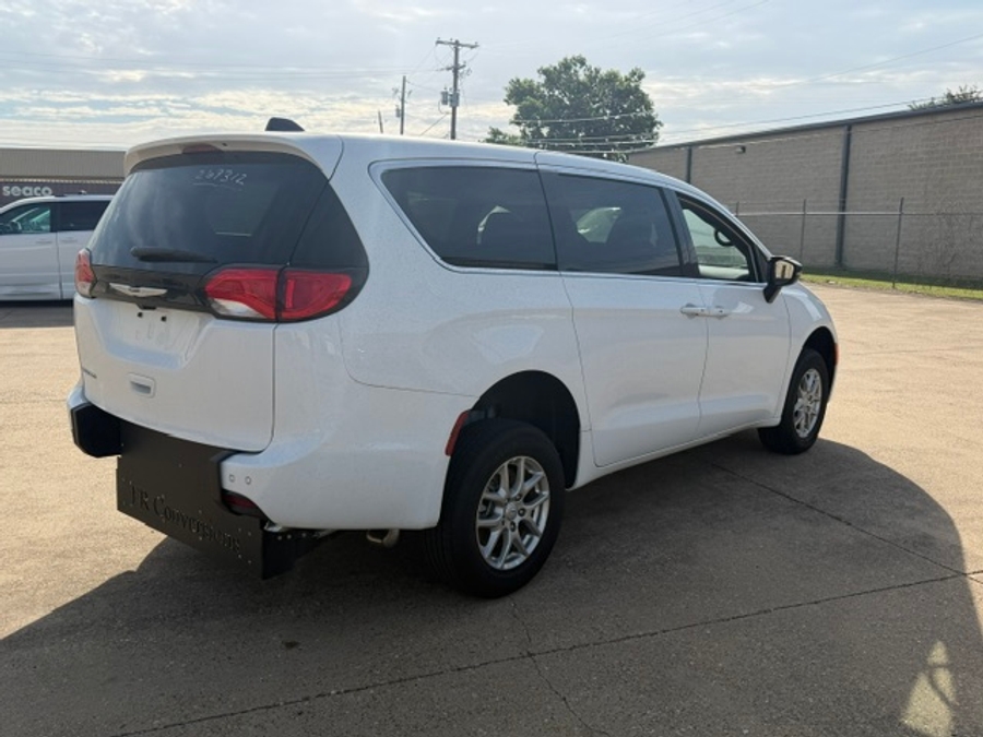 2026 Chrysler Voyager LX - Photo 6