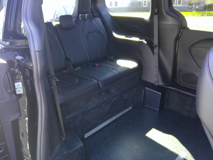 Black Chrysler Pacifica image number 11