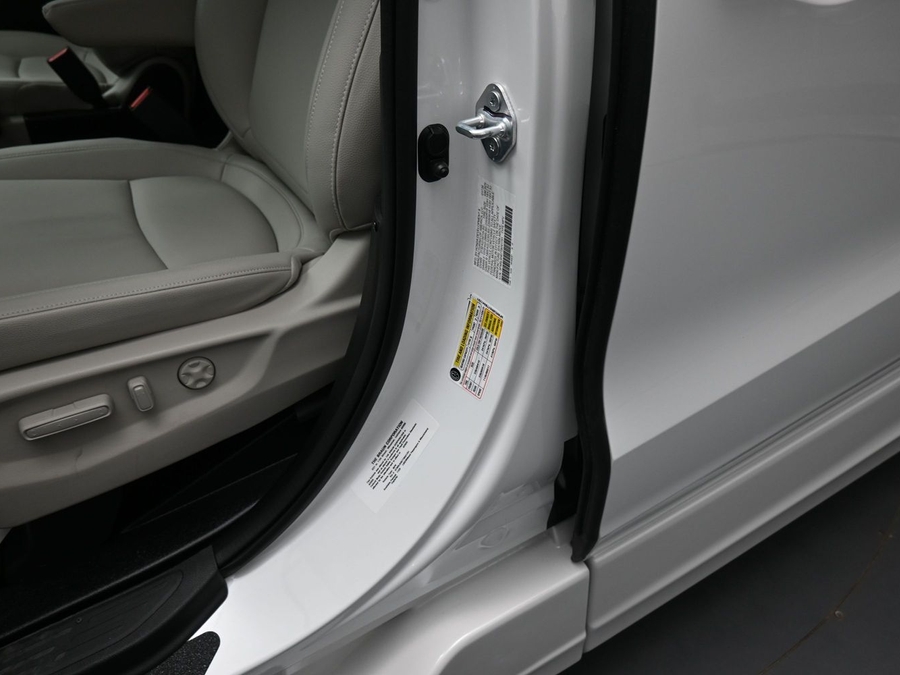 White Honda Odyssey image number 13