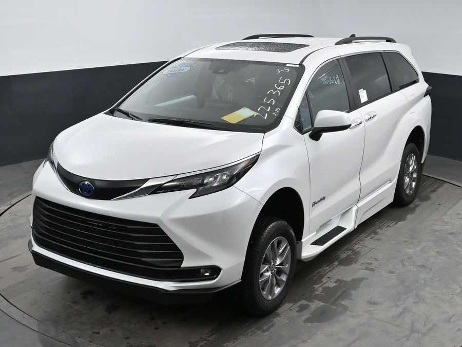 New 2025 Toyota Sienna Hybrid XLE Plus - BraunAbility Side Entry Entry Fold Out Automatic Ramp