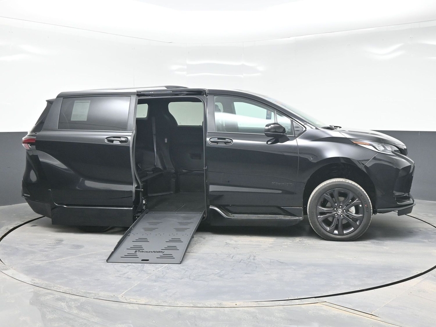 Black Toyota Sienna image number 4