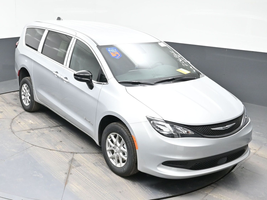 Silver Chrysler Voyager image number 21