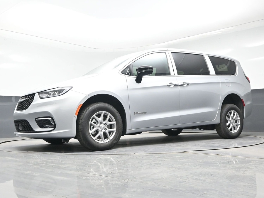 Silver Chrysler Pacifica image number 18