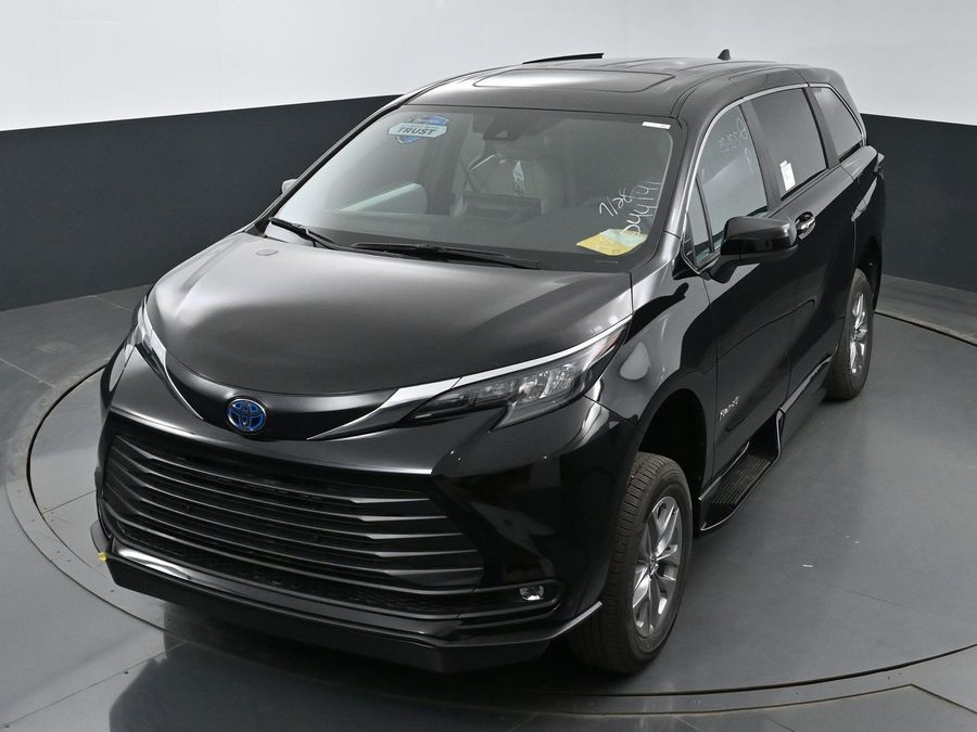 New 2025 Toyota Sienna Hybrid XLE Base - BraunAbility Side Entry Entry Fold Out Automatic Ramp