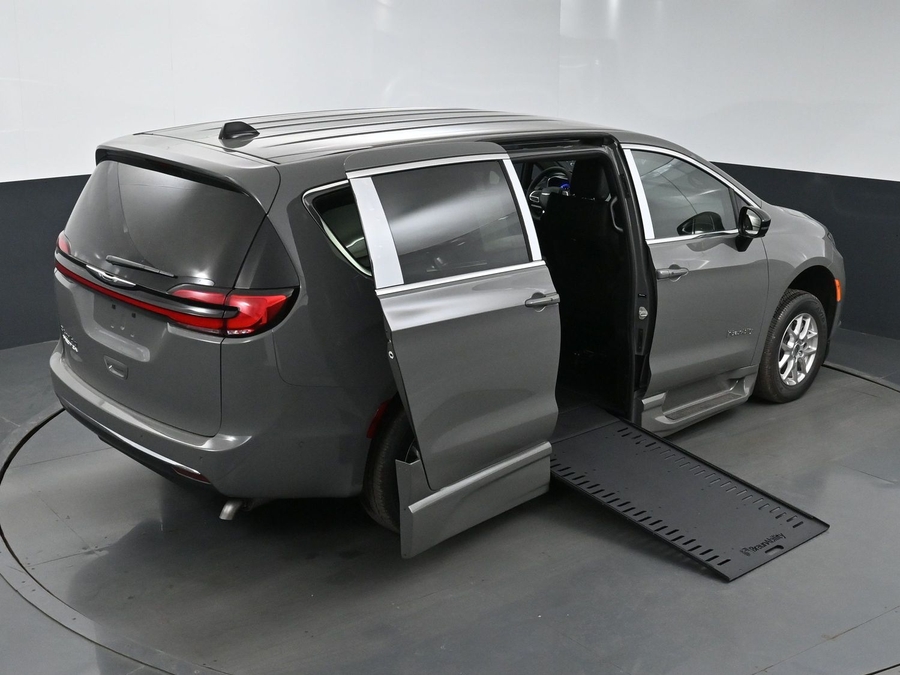 New 2025 Chrysler Pacifica Select Safety - BraunAbility Side Entry Entry In Floor Automatic Ramp