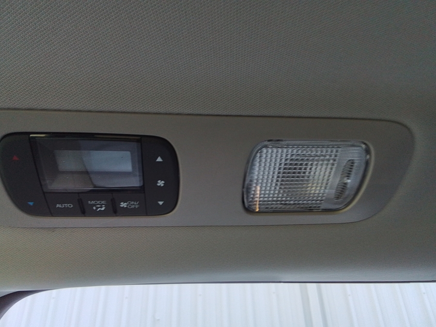 Silver Honda Odyssey image number 39