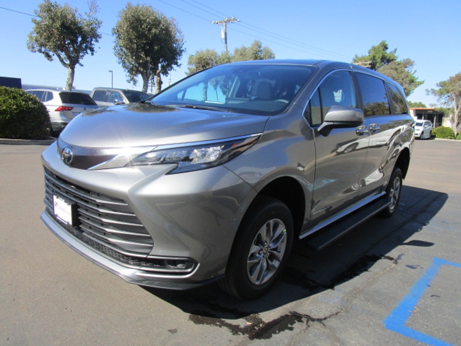 New 2026 Toyota Sienna Hybrid LE - Vantage Mobility Commercial Rear Entry Entry Fold Out Manual Ramp