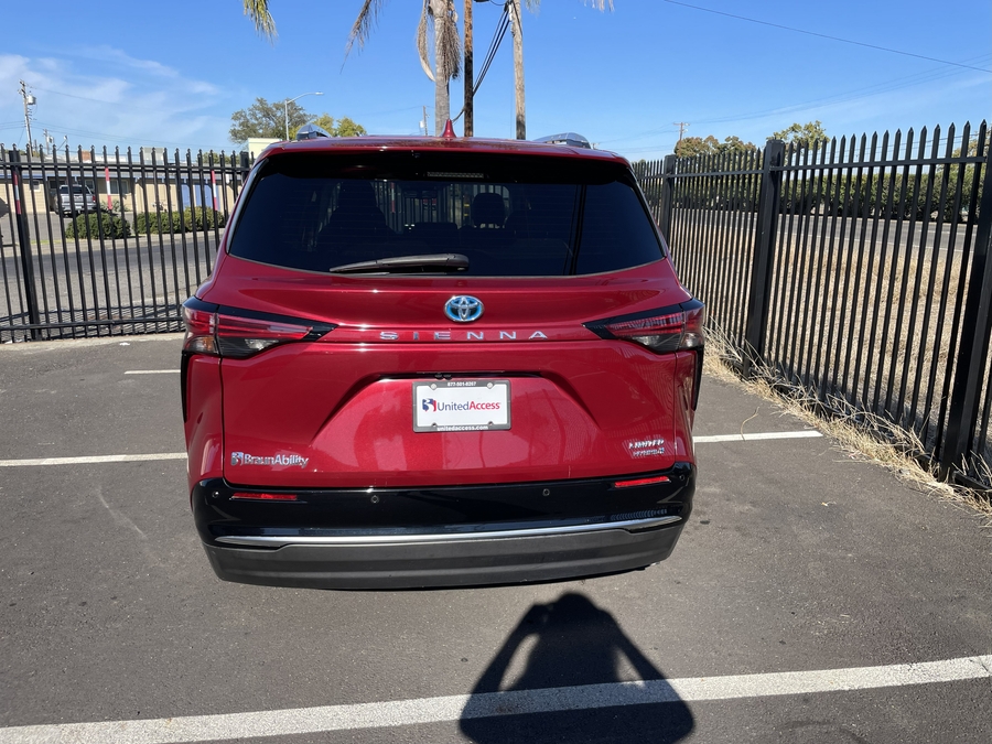 Used 2021 Toyota Sienna Hybrid Limited - BraunAbility Side Entry Entry Fold Out Automatic Ramp