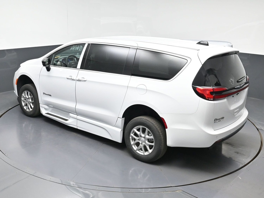 White Chrysler Pacifica image number 21