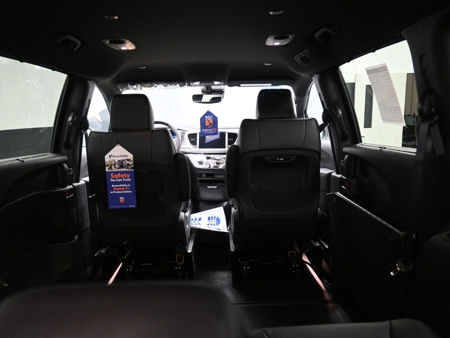 Black Chrysler Pacifica image number 14