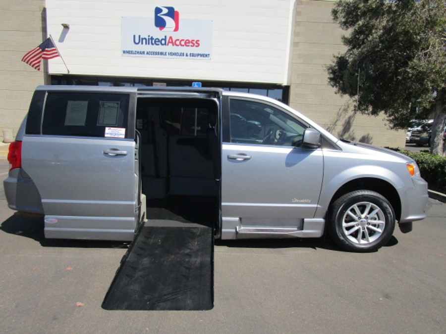 Used 2019 Dodge Grand Caravan SXT - Revability Side Entry Entry Fold Out Automatic Ramp