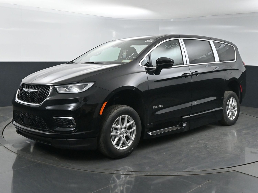 New 2025 Chrysler Pacifica Select Safety - BraunAbility Side Entry Entry In Floor Automatic Ramp