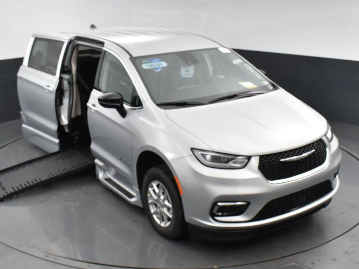 Silver Chrysler Pacifica image number 14