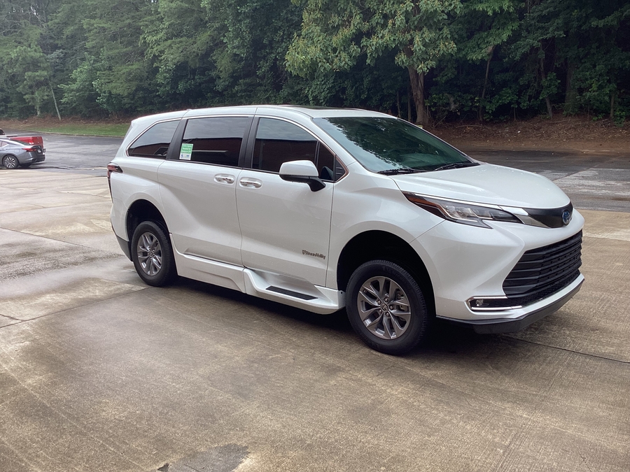 White Toyota Sienna image number 7