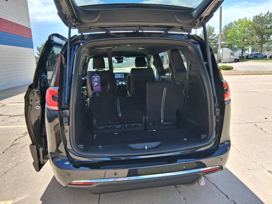 Número de imagen Chrysler Pacifica negro 7