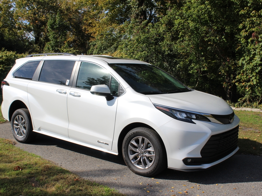 White Toyota Sienna image number 2