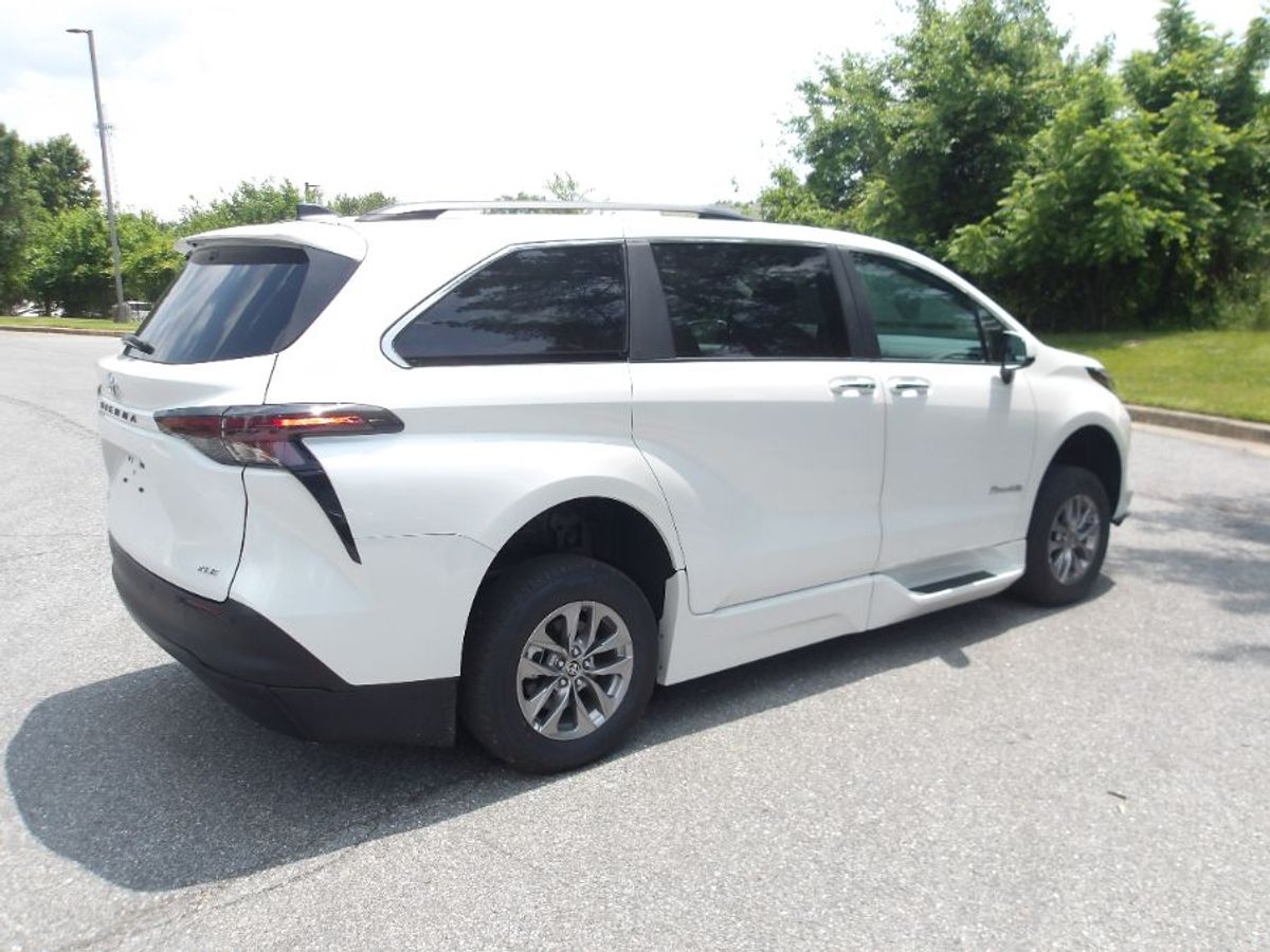 White Toyota Sienna image number 3