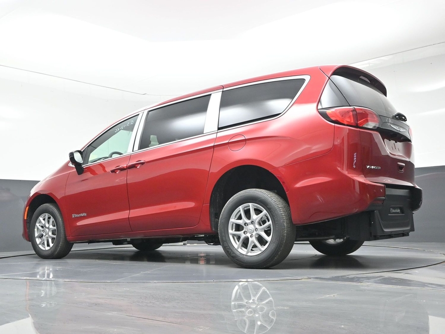 Red Chrysler Voyager image number 18