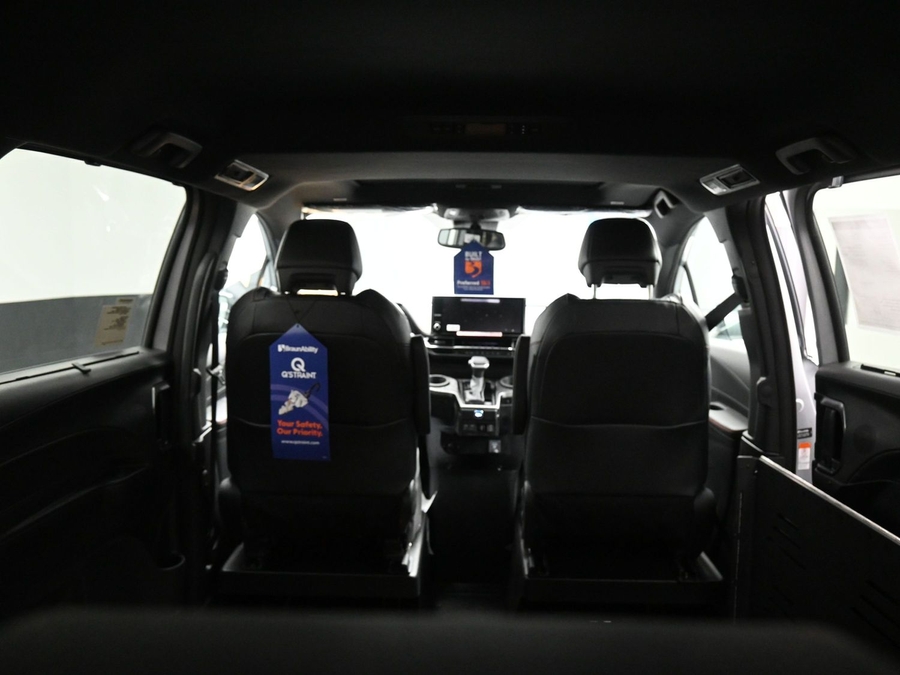 Silver Toyota Sienna image number 14