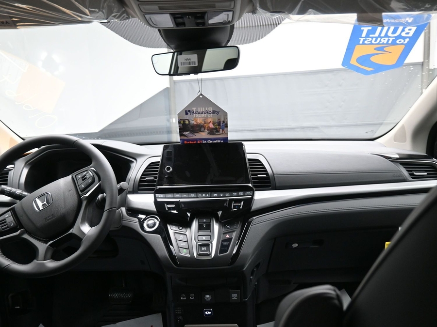 White Honda Odyssey image number 12