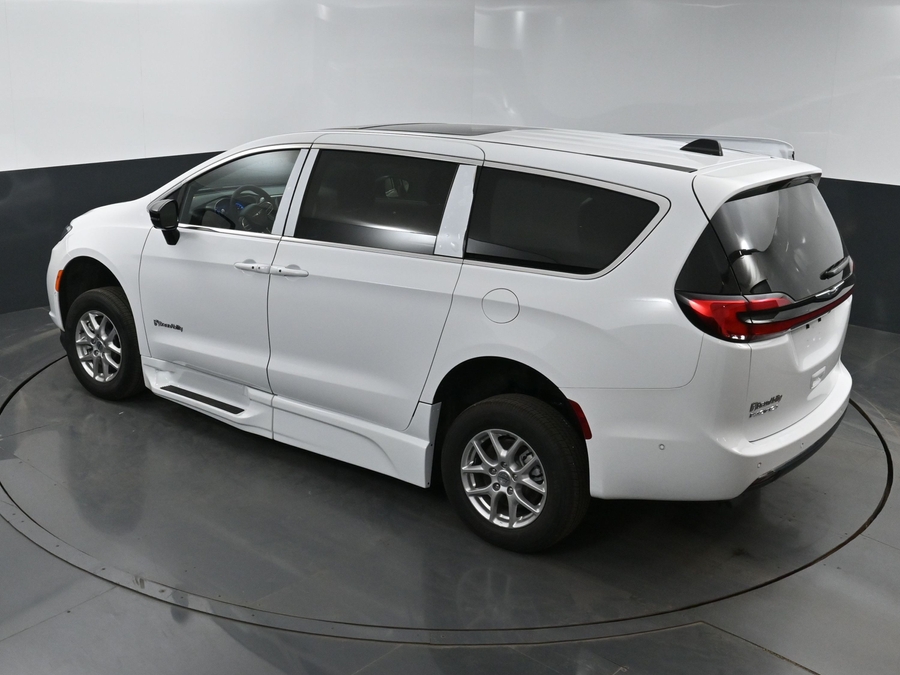 White Chrysler Pacifica image number 2