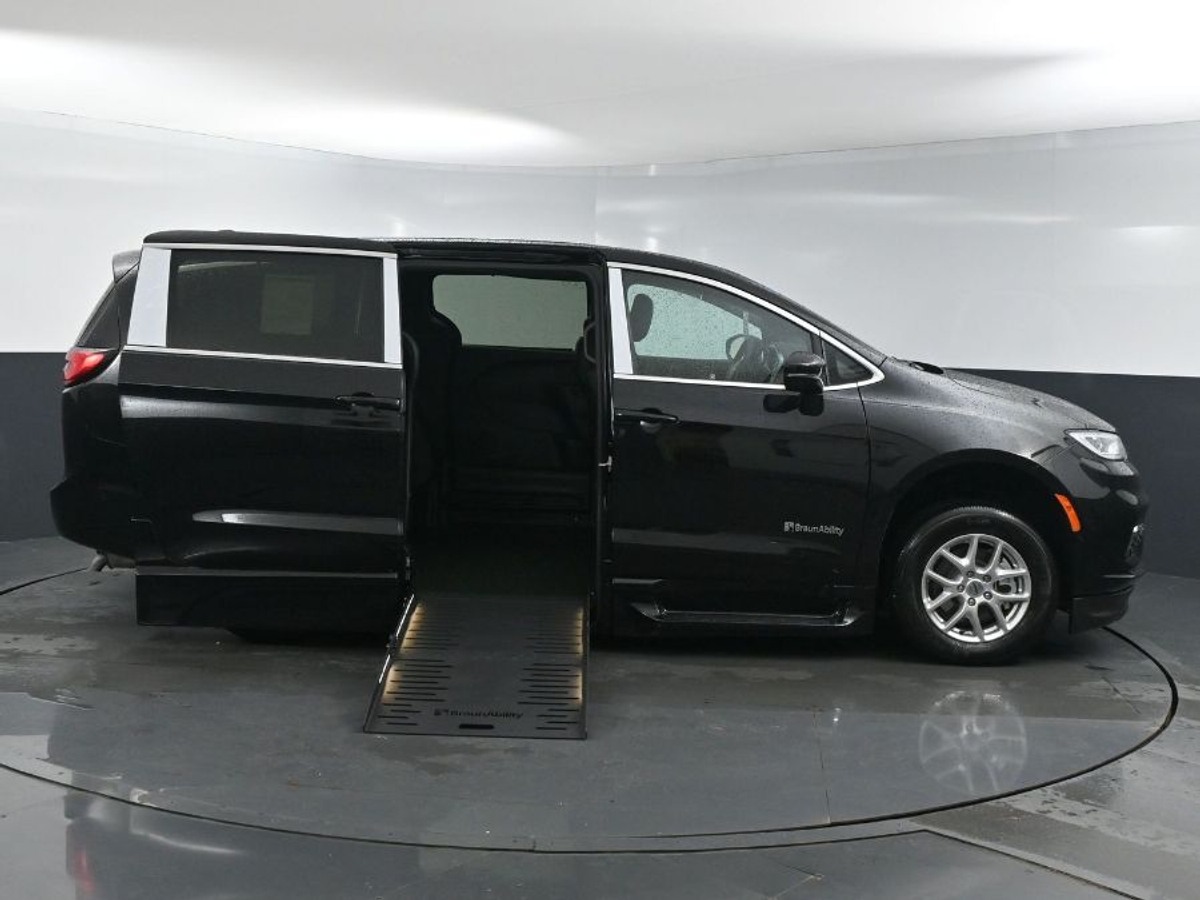 2025 CHRYSLER PACIFICA - Image 1