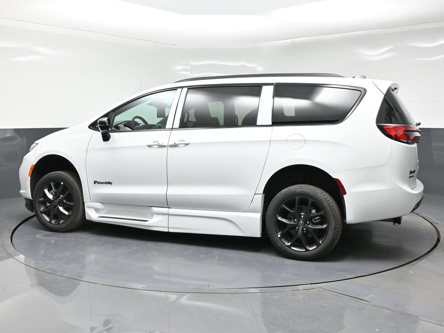 White Chrysler Pacifica image number 7