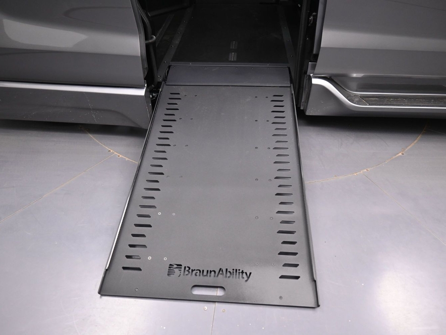New 2026 Toyota Sienna Hybrid XLE Base - BraunAbility Side Entry In Floor Automatic Ramp