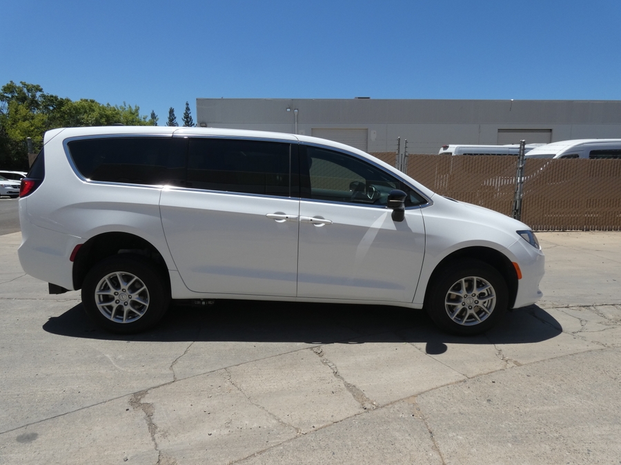2026 Chrysler Voyager LX - Photo 14
