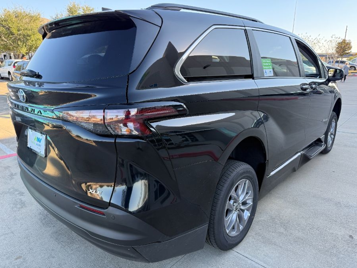 2025 TOYOTA SIENNA - Image 5