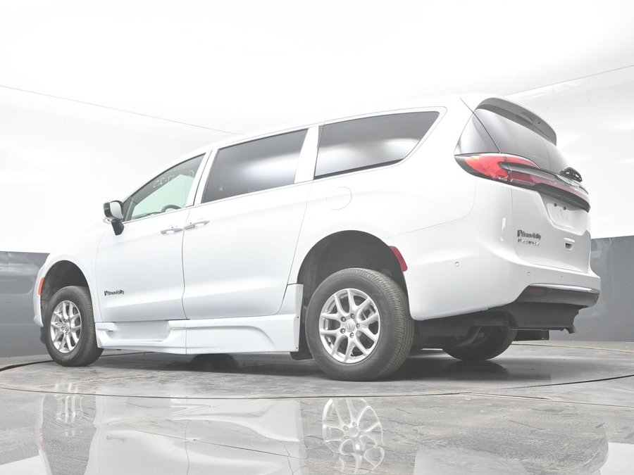 New 2025 Chrysler Pacifica Select Safety - BraunAbility Side Entry Entry In Floor Automatic Ramp