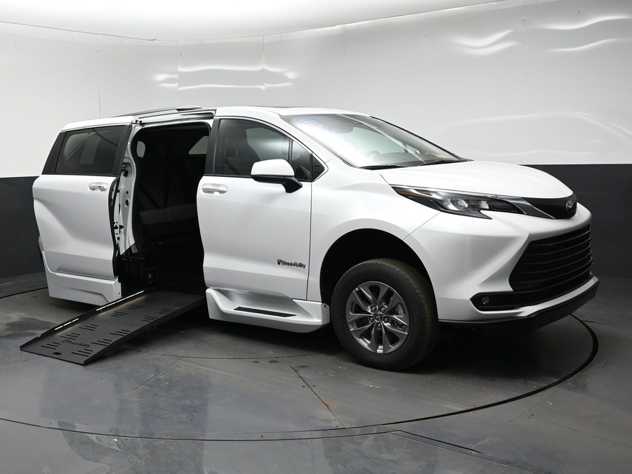 White Toyota Sienna image number 10