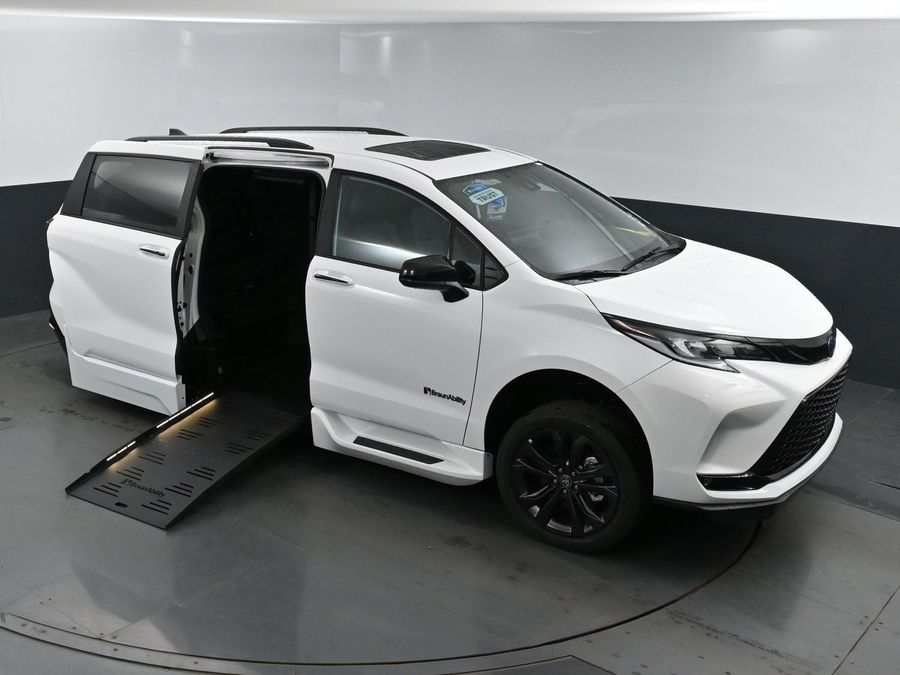 New 2025 Toyota Sienna Hybrid XSE Sport - BraunAbility Side Entry Entry Fold Out Automatic Ramp