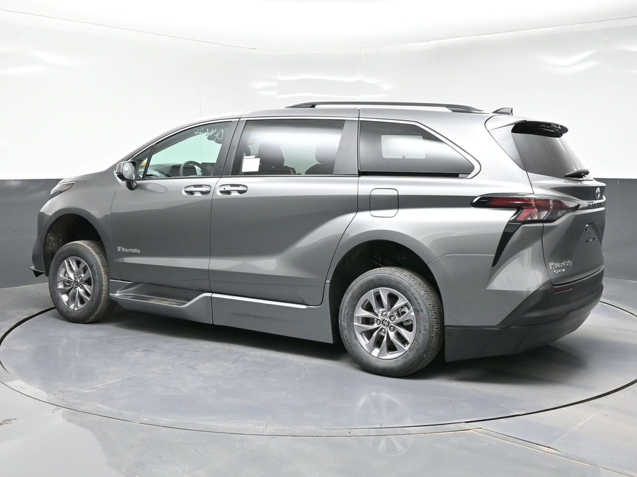 Grey Toyota Sienna image number 3