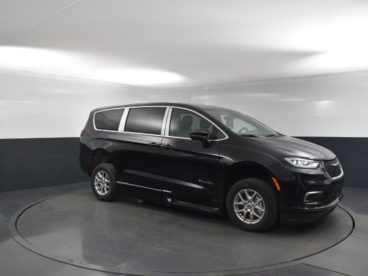 Black Chrysler Pacifica image number 17