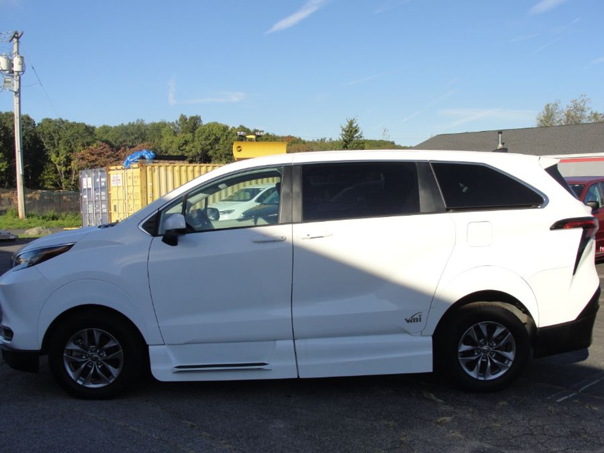White Toyota Sienna image number 5