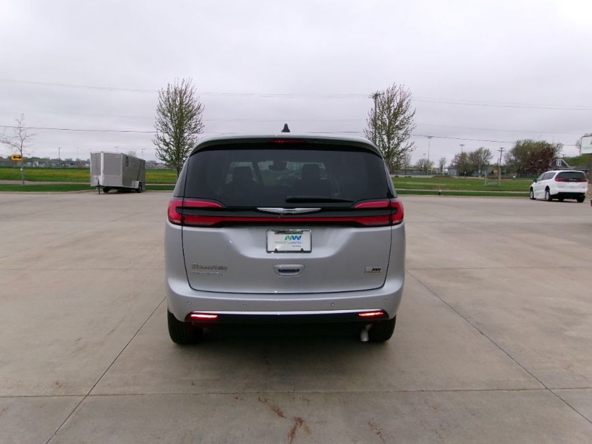 Silver Chrysler Pacifica image number 17